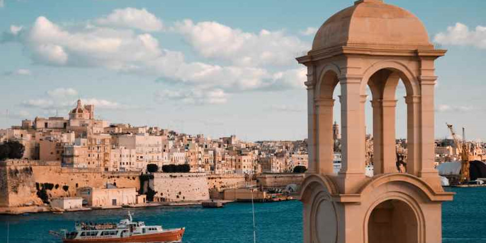 Utsikt över den gamla muromgärdade staden Valletta och dess hamn. Malta, Medelhavet.